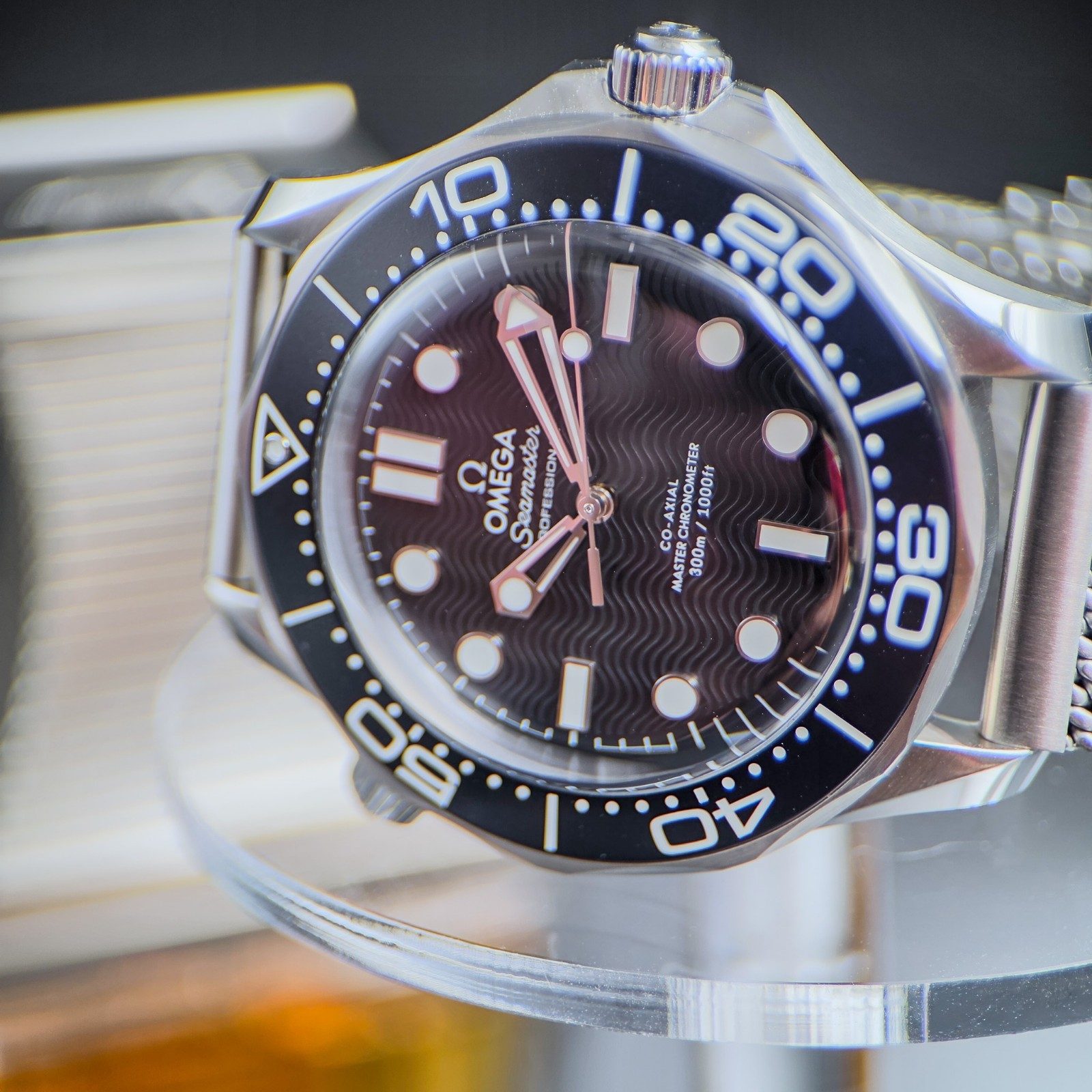 Omega rilancia il Seamaster Diver 300M in chiave Bond: arrivano sei nuove varianti dal lato “cattivo” della saga